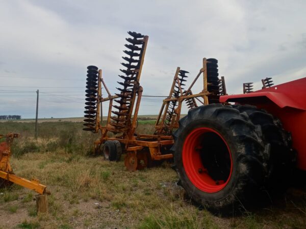 Tractor 9350 Case Con Rastra Tatu de 92 Discos Enganchado - Imagen 3
